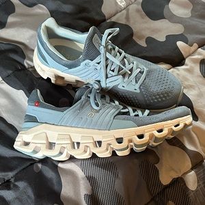 On cloud shoes size 8 women’s. Wore only one time like brand new condition.